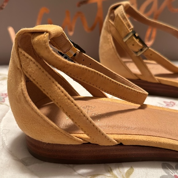 NWB Crown Vintage Evalinda yellow ankle strap cutout wedge shoes - Picture 8 of 8